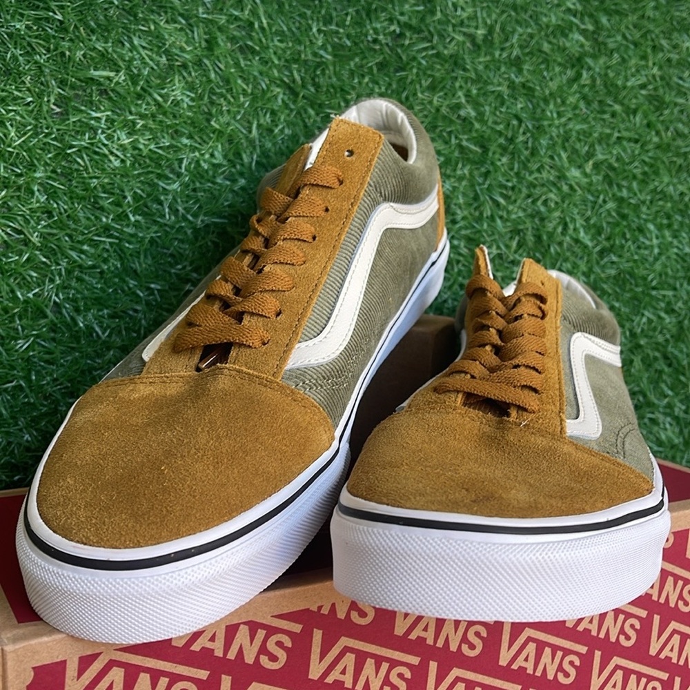 Vans Men’s Old Skool
Mini Cord Green/Brown
VN000ZNIT20A
Old Skool Corduroy Shoe - Picture 8 of 16